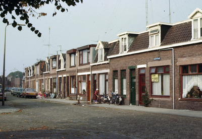 21150 Gezicht op de voorgevels van de panden Bremstraat 13-hoger te Utrecht.